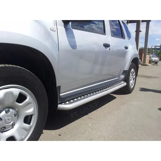 Пороги (защита порогов) с алюминиевой площадкой Ø51 мм Renault Duster 2012-20, Nissan Terrano 2014- цвет "Искра"
