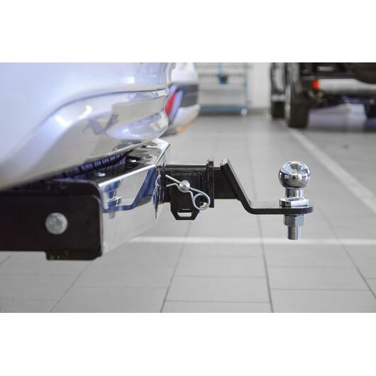 Фаркоп (прицепное устройство) Mitsubishi Pajero Sport с 2008-2020 год с нержавеющей накладкой съемный квадрат "PT Group"