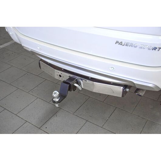 Фаркоп (прицепное устройство) Mitsubishi Pajero Sport с 2008-2020 год с нержавеющей накладкой съемный квадрат "PT Group"