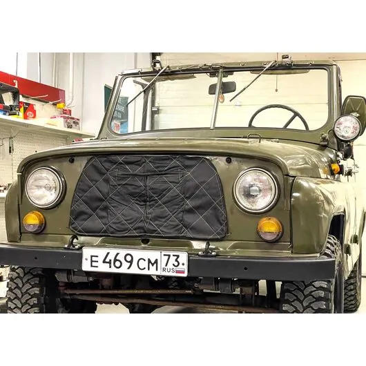 Утеплитель радиатора на УАЗ 469 (поролон-ватин-винил/кожа) черный ромб, золотая нить "Schweika"