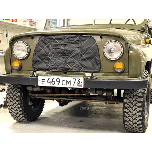 Утеплитель радиатора на УАЗ 469 (поролон-ватин-винил/кожа) черный ромб, золотая нить "Schweika"