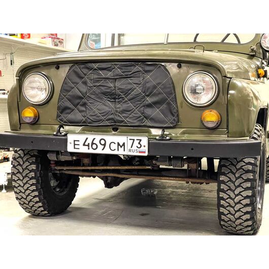 Утеплитель радиатора на УАЗ 469 (поролон-ватин-винил/кожа) черный ромб, золотая нить "Schweika" Утеплитель радиатора на УАЗ 469 (поролон-ватин-винил/кожа) черный ромб, золотая нить "Schweika"