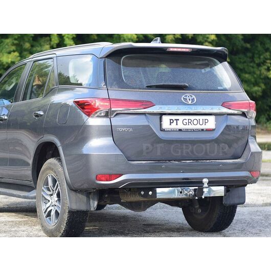 Фаркоп (прицепное устройство) Toyota Fortuner с 2016-2020 год (до рестайлинга) с нержавеющей накладкой "PT Group"